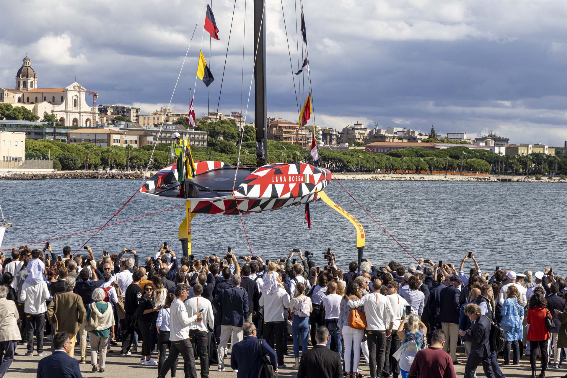 Launch Luna Rossa 1